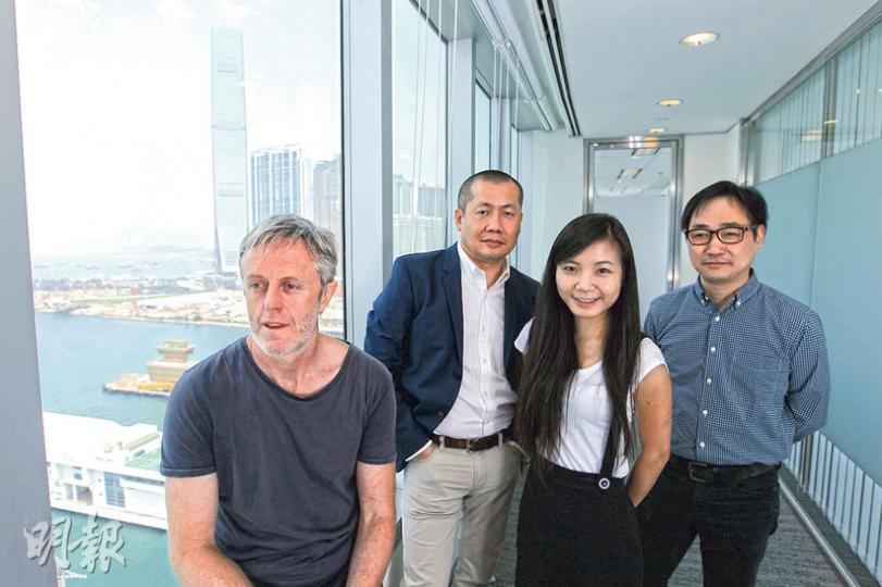 西九由2013年起至今共資助5名本港藝術家到海外考察,包括紀文舜(左一)、賴恩慈(右二)、梁子麒(右一)。左二為西九管理局表演藝術行政總監茹國烈。(林俊源攝) 西九由2013年起至今共資助5名本港藝術家到海外考察,包括紀文舜(左一)、賴恩慈(右二)、梁子麒(右一)。左二為西九管理局表演藝術行政總監茹國烈。(林俊源攝)