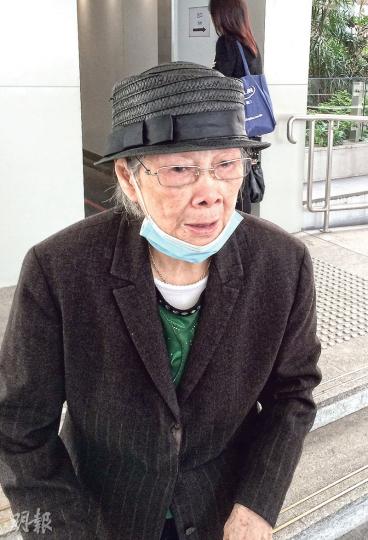 梅媽覃美金(圖)在庭外紅着眼、流着鼻涕說,兒子梅啟明無法自立,「要佢自立?叫佢脫離我?佢做得啲咩?做倉務員?搵得幾多錢呀?」(黃建邦攝) 梅媽覃美金(圖)在庭外紅着眼、流着鼻涕說,兒子梅啟明無法自立,「要佢自立?叫佢脫離我?佢做得啲咩?做倉務員?搵得幾多錢呀?」(黃建邦攝)