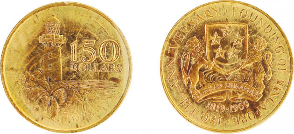 「新加坡成立150周年紀念金幣」-1969年推出的「新加坡成立150周年紀念金幣」,重量24.883g,成色91.6%,0.7328安士。如備有NGC評級兼且保留原裝盒,可比市場價高2000至3000港元。(未有估價,圖為精鑄版)(林俊源攝) 星洲格言-金幣面及盒面皆寫有「MAJULAH SINGAPURA」,乃新加坡的格言及國歌歌名,意為「前進吧,新加坡」。(林俊源攝) 1921年10元紙幣-李漢民表示,收藏新加坡紙幣某程度來說更划算,因升幅比金幣高,入手價也較低。圖中這張面額10新加坡元的鈔 「新加坡成立150周年紀念金幣」-1969年推出的「新加坡成立150周年紀念金幣」,重量24.883g,成色91.6%,0.7328安士。如備有NGC評級兼且保留原裝盒,可比市場價高2000至3000港元。(未有估價,圖為精鑄版)(林俊源攝) 星洲格言-金幣面及盒面皆寫有「MAJULAH SINGAPURA」,乃新加坡的格言及國歌歌名,意為「前進吧,新加坡」。(林俊源攝) 1921年10元紙幣-李漢民表示,收藏新加坡紙幣某程度來說更划算,因升幅比金幣高,入手價也較低。圖中這張面額10新加坡元的鈔