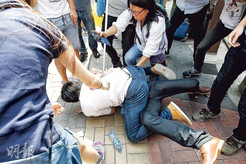 警方昨與反對政改示威者在堅尼地城發生衝突,有示威者與便衣警員雙雙倒地,並在地上互相拉扯。警方稱,被推跌的便衣警員因背部、手及身體受傷,送院治理。(李紹昌攝)學民思潮召集人黃之鋒昨出動狙擊官員時,帶同私伙小型攝影機,他說這用來錄下警方行動,保護自己。(楊康琪攝) 警方昨與反對政改示威者在堅尼地城發生衝突,有示威者與便衣警員雙雙倒地,並在地上互相拉扯。警方稱,被推跌的便衣警員因背部、手及身體受傷,送院治理。(李紹昌攝)學民思潮召集人黃之鋒昨出動狙擊官員時,帶同私伙小型攝影機,他說這用來錄下警方行動,保護自己。(楊康琪攝)
