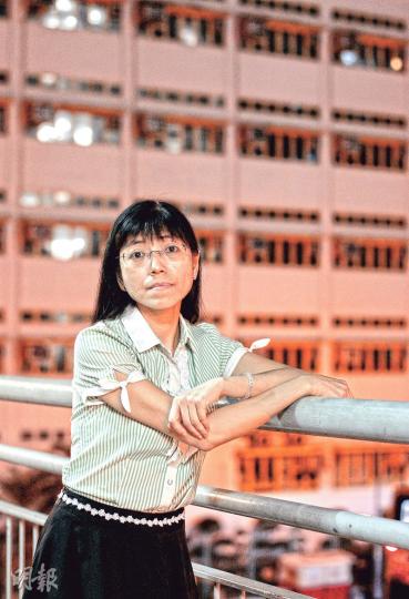 沙頭角中心小學的社工許麗明曾參加佔中相關活動,她向本報表示,校方稱收到中聯辦指示要她自動辭職,她批評這做法是干涉校政。(李澤彤攝) 沙頭角中心小學的社工許麗明曾參加佔中相關活動,她向本報表示,校方稱收到中聯辦指示要她自動辭職,她批評這做法是干涉校政。(李澤彤攝)