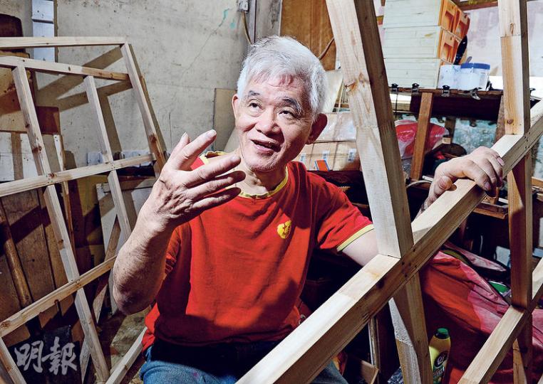 畫框達人黃志輝(劉焌陶攝)新寶輪的招牌字,是黃師傅一位畫家友人所寫。他說,以前的畫家大多精通畫術和書法,手藝嫻熟自如。(劉焌陶攝)(劉焌陶攝)店內介紹貨品的木牌,都由黃師傅所寫。寫的每個字,還要先以鉛筆畫界定位。(劉焌陶攝)安放畫筆和顏料的架子都是由黃師傅巧手所製,圈托着顏料的小木筒內層還包了一層畫布,非常細緻。(劉焌陶攝)調色板是黃師傅手製,手指頭穿過的小孔與圓邊,磨得光滑,好讓作畫者的手不受木刺。(劉焌陶攝) 畫框達人黃志輝(劉焌陶攝)新寶輪的招牌字,是黃師傅一位畫家友人所寫。他說,以前的畫家大多精通畫術和書法,手藝嫻熟自如。(劉焌陶攝)(劉焌陶攝)店內介紹貨品的木牌,都由黃師傅所寫。寫的每個字,還要先以鉛筆畫界定位。(劉焌陶攝)安放畫筆和顏料的架子都是由黃師傅巧手所製,圈托着顏料的小木筒內層還包了一層畫布,非常細緻。(劉焌陶攝)調色板是黃師傅手製,手指頭穿過的小孔與圓邊,磨得光滑,好讓作畫者的手不受木刺。(劉焌陶攝)