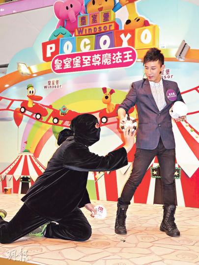 魔術師甄澤權找來黑衣人重演變奏版的杯麵魔術。(攝影/記者:孫慧莊)甘比帶同一對子女睇魔術好開心。(攝影/記者:孫慧莊) 魔術師甄澤權找來黑衣人重演變奏版的杯麵魔術。(攝影/記者:孫慧莊)甘比帶同一對子女睇魔術好開心。(攝影/記者:孫慧莊)
