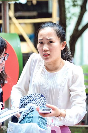 內地旅客方小姐表示,之前沒聽聞「開心著數大行動」,但昨日有光顧其中一家參與計劃的化妝品店,獲贈現金券。她稱有關現金劵要再購物才可使用,認為即時折扣會較吸引。(劉焌陶攝) 內地旅客方小姐表示,之前沒聽聞「開心著數大行動」,但昨日有光顧其中一家參與計劃的化妝品店,獲贈現金券。她稱有關現金劵要再購物才可使用,認為即時折扣會較吸引。(劉焌陶攝)
