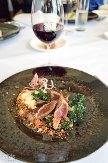 Max's at Red Hill Estate的餐廳曾獲得不少飲食獎項,品嘗過這道香嫩鮮美的煎鴨胸後,就明白不是浪得虛名。兩孆T道菜午餐連餐酒由7080澳元(約420480港元)起。(李兆祥攝)Green Olive最受小朋友歡迎的,應該是這個玩得開心的彈牀。(李兆祥攝)既然是Lavender Gardens,當然有數之不盡的薰衣草,園主還打算種植更多適合不同季節生長的品種。(李兆祥攝)走入玫瑰迷宮並非為了歷險,而是讓大家欣賞嬌艷欲滴、香氣誘人的盛放花蕾。(李兆祥攝)有如童話故事內農莊小屋的M Max's at Red Hill Estate的餐廳曾獲得不少飲食獎項,品嘗過這道香嫩鮮美的煎鴨胸後,就明白不是浪得虛名。兩孆T道菜午餐連餐酒由7080澳元(約420480港元)起。(李兆祥攝)Green Olive最受小朋友歡迎的,應該是這個玩得開心的彈牀。(李兆祥攝)既然是Lavender Gardens,當然有數之不盡的薰衣草,園主還打算種植更多適合不同季節生長的品種。(李兆祥攝)走入玫瑰迷宮並非為了歷險,而是讓大家欣賞嬌艷欲滴、香氣誘人的盛放花蕾。(李兆祥攝)有如童話故事內農莊小屋的M