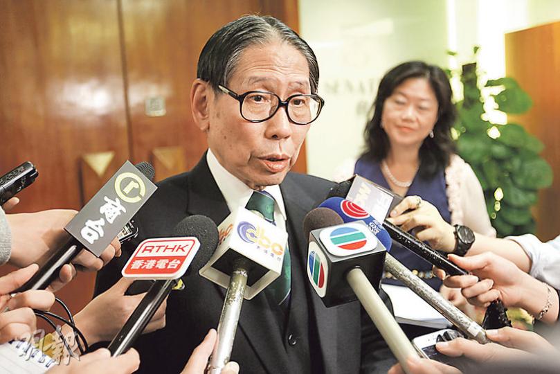 港大校委會昨舉行例會,會後主席梁智鴻說,校委會已接受審核委員會為審核報告提供的詳盡分析,待有關人士回應補充資料後才就報告作定論。他未有回應何時交代結果。(郭慶輝攝) 港大校委會昨舉行例會,會後主席梁智鴻說,校委會已接受審核委員會為審核報告提供的詳盡分析,待有關人士回應補充資料後才就報告作定論。他未有回應何時交代結果。(郭慶輝攝)