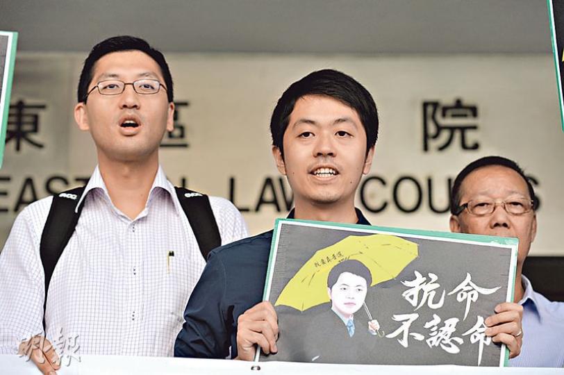 許智峯(中)在民主黨總幹事林卓廷(左)等黨友陪同下,表明繼續抗爭,反對區議會討論時出現利益衝突及黑箱作業。(鄧宗弘攝) 許智峯(中)在民主黨總幹事林卓廷(左)等黨友陪同下,表明繼續抗爭,反對區議會討論時出現利益衝突及黑箱作業。(鄧宗弘攝)