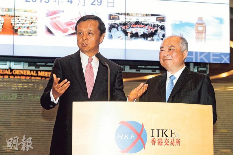 港交所主席周松崗(右)及行政總裁李小加(左),近期在公開場合露面時,都心情大好、笑容滿面,李小加仲話夠錢用,不急住沽出港交股份。(李紹昌攝) 港交所主席周松崗(右)及行政總裁李小加(左),近期在公開場合露面時,都心情大好、笑容滿面,李小加仲話夠錢用,不急住沽出港交股份。(李紹昌攝)