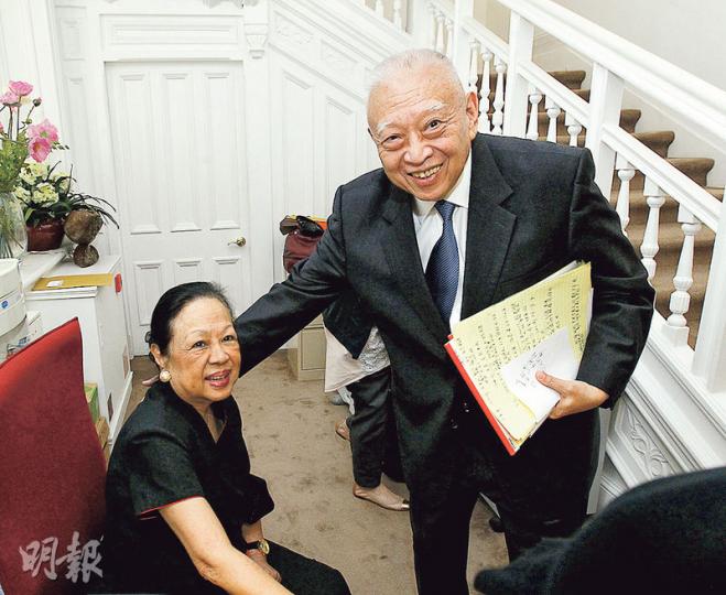 全國政協副主席董建華(右)昨日召開記者會,太太趙洪娉(左)陪同出席。董建華除為政改方案爭取支持,亦不忘為男記者「出頭」。事緣主持人昨日邀得太多女記者提問,董見狀開口說「有點唔公平」,希望給多些機會男記者。(李紹昌攝) 全國政協副主席董建華(右)昨日召開記者會,太太趙洪娉(左)陪同出席。董建華除為政改方案爭取支持,亦不忘為男記者「出頭」。事緣主持人昨日邀得太多女記者提問,董見狀開口說「有點唔公平」,希望給多些機會男記者。(李紹昌攝)