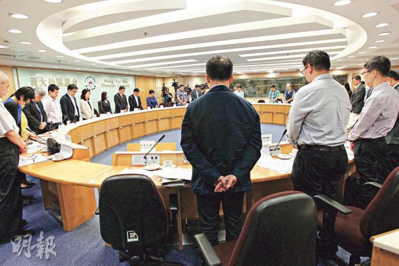 黃大仙區議會昨舉行特別會議討論環鳳街車房爆炸事件,會前全體議員及各政府部門代表為意外中3名死者默哀一分鐘。(李紹昌攝) 黃大仙區議會昨舉行特別會議討論環鳳街車房爆炸事件,會前全體議員及各政府部門代表為意外中3名死者默哀一分鐘。(李紹昌攝)