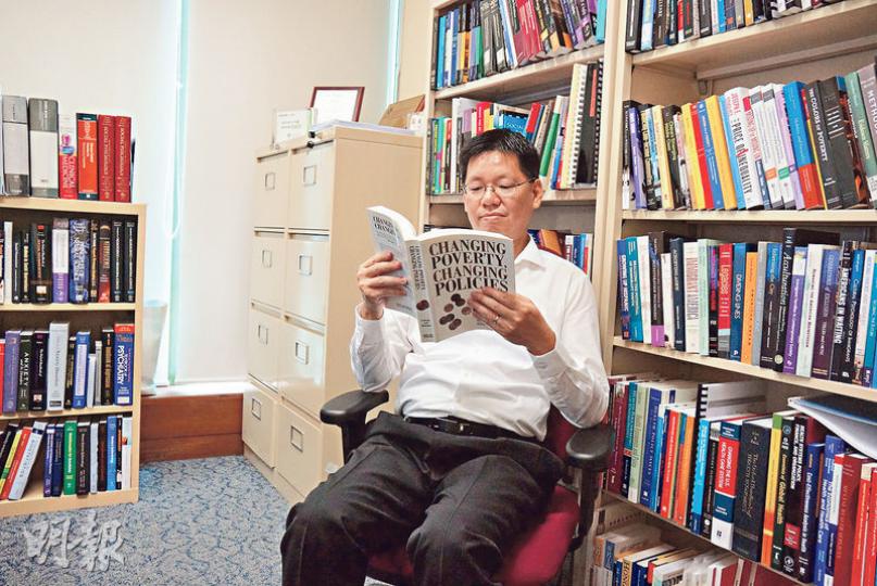 草根出身的教育學院亞洲及政策研究學系教授周基利(圖)認為,基層兒童應有平等學習機會,他未來將續研究改善弱勢社群在社會向上流動。(余瑋攝) 草根出身的教育學院亞洲及政策研究學系教授周基利(圖)認為,基層兒童應有平等學習機會,他未來將續研究改善弱勢社群在社會向上流動。(余瑋攝)