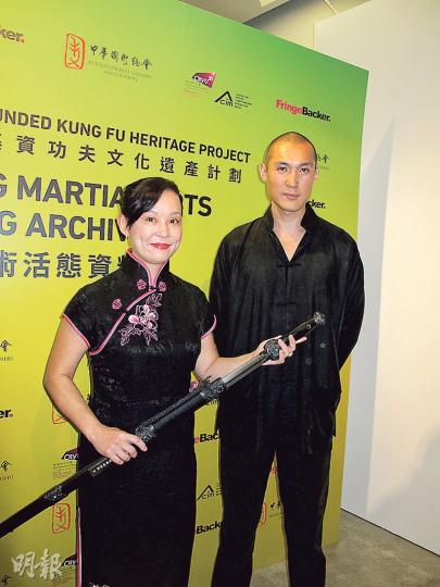 翁靜晶(左)捐款支持趙式慶(右)創辦「香港武術活態資料庫」。(攝影/記者:柯美) 翁靜晶(左)捐款支持趙式慶(右)創辦「香港武術活態資料庫」。(攝影/記者:柯美)