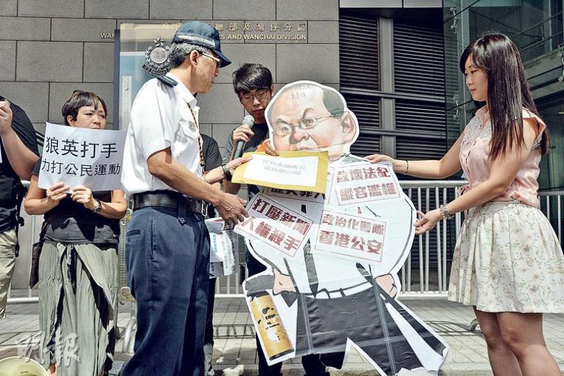 民間人權陣線昨日帶同諷刺警務處長曾偉雄的紙板,連同一封交予下任一哥盧偉聰的信件,遞交予警方代表。該警員接信後,沒有接收紙牌。(鄧宗弘攝) 民間人權陣線昨日帶同諷刺警務處長曾偉雄的紙板,連同一封交予下任一哥盧偉聰的信件,遞交予警方代表。該警員接信後,沒有接收紙牌。(鄧宗弘攝)