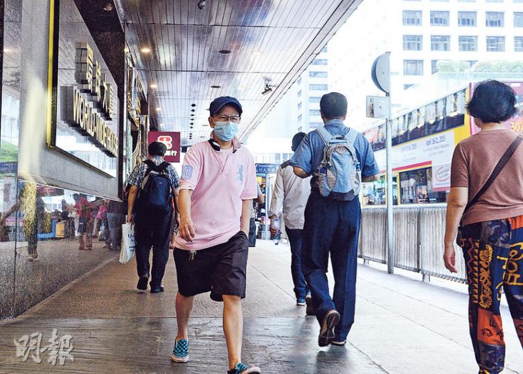 科大與思匯共同研究顯示,環球大廈對出一段德輔道中(圖)的微細懸浮粒子(PM2.5)全年平均濃度,是港島北最高,超出法例標準逾三成,威脅市民健康。(劉焌陶攝) 科大與思匯共同研究顯示,環球大廈對出一段德輔道中(圖)的微細懸浮粒子(PM2.5)全年平均濃度,是港島北最高,超出法例標準逾三成,威脅市民健康。(劉焌陶攝)