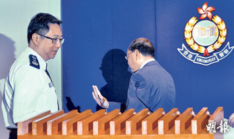 昨日開始退休前休假的前警務處長曾偉雄(右),在傳媒面前與新任警務處長盧偉聰(左)握手,寓意交棒,隨即在鎂光燈下離開灣仔警察總部的記者室,完成最後一個任務,正式結束37年的警務生涯。(余俊亮攝) 昨日開始退休前休假的前警務處長曾偉雄(右),在傳媒面前與新任警務處長盧偉聰(左)握手,寓意交棒,隨即在鎂光燈下離開灣仔警察總部的記者室,完成最後一個任務,正式結束37年的警務生涯。(余俊亮攝)