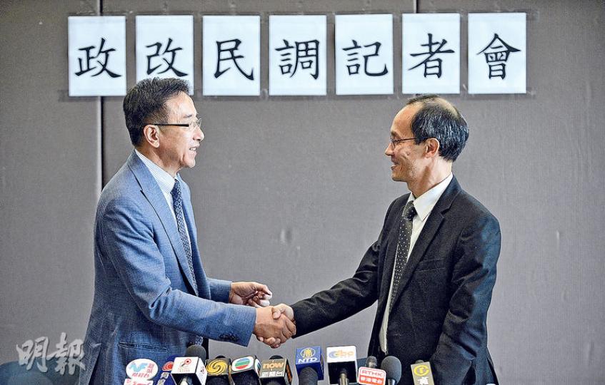 自由黨榮譽主席田北俊(左)昨日與港大民意研究計劃總監鍾庭耀(右)一同會見傳媒,講解雙方合作展開政改「超級大型民調」一事。田北俊說,如果屆時民意達六成支持政改,冀泛民跟隨民意投票。(余俊亮攝) 自由黨榮譽主席田北俊(左)昨日與港大民意研究計劃總監鍾庭耀(右)一同會見傳媒,講解雙方合作展開政改「超級大型民調」一事。田北俊說,如果屆時民意達六成支持政改,冀泛民跟隨民意投票。(余俊亮攝)