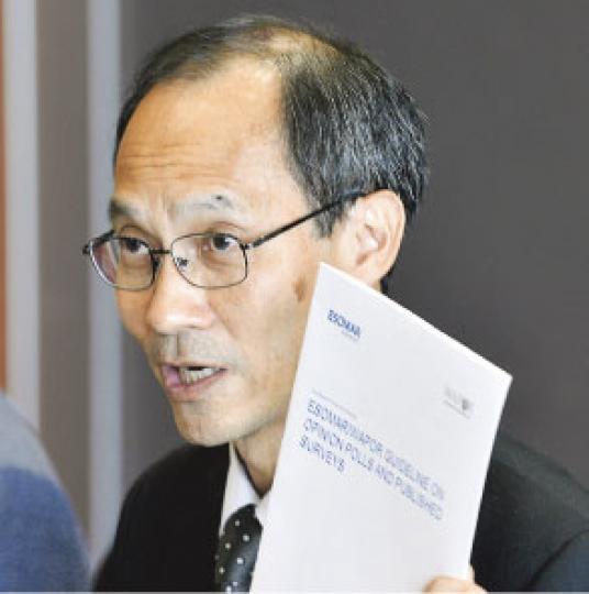 港大民研總監鍾庭耀揀喺5月4日開記者會講解政改民調,話要用科學精神,以專業、獨立嘅態度做民調。(余俊亮攝) 港大民研總監鍾庭耀揀喺5月4日開記者會講解政改民調,話要用科學精神,以專業、獨立嘅態度做民調。(余俊亮攝)
