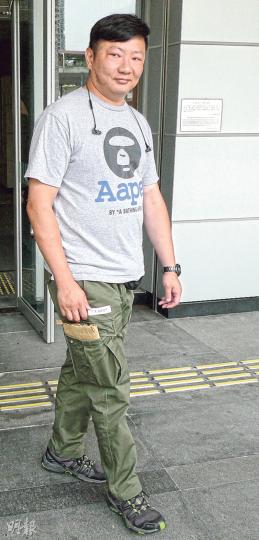 涉案男記者昨透過代表他的大律師向周永恒道歉。(何偉畧攝) 涉案男記者昨透過代表他的大律師向周永恒道歉。(何偉畧攝)