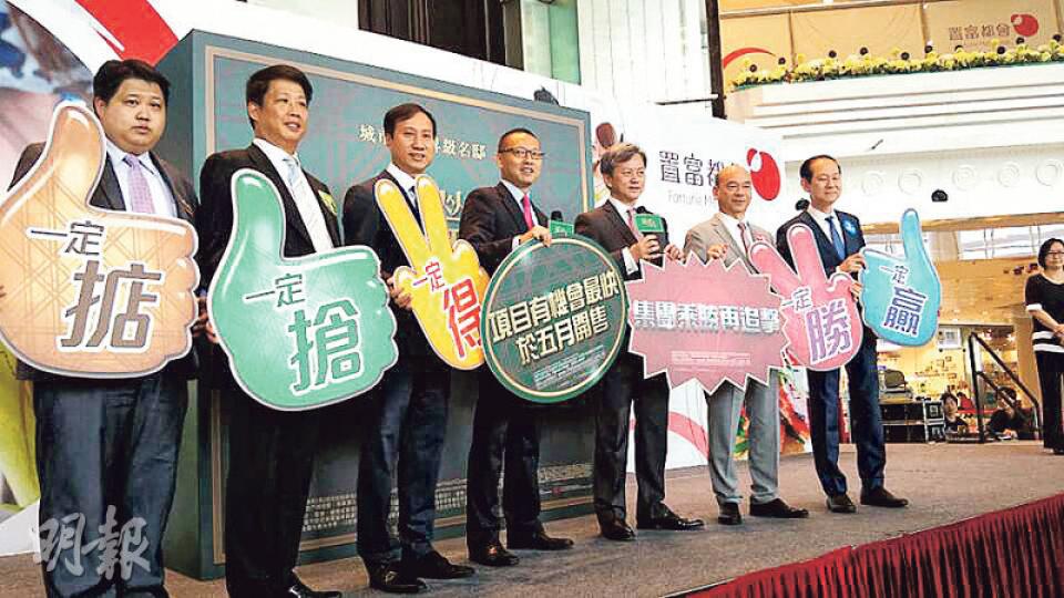 長和執行董事趙國雄(右3)表示,集團本月有機會「多盤齊發」;惟他昨日未有透露,集團與郭炳湘私人合作、今日開展宣傳的亞皆老街芊薈,是否已獲批預售。(李宛婷攝) 長和執行董事趙國雄(右3)表示,集團本月有機會「多盤齊發」;惟他昨日未有透露,集團與郭炳湘私人合作、今日開展宣傳的亞皆老街芊薈,是否已獲批預售。(李宛婷攝)