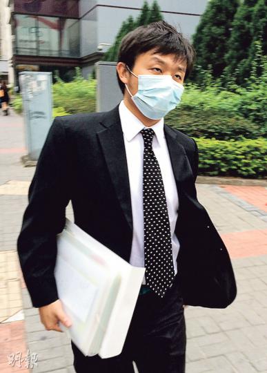 自僱畫畫教師謝聲宇(圖)昨被裁定襲警罪不成立,他離開法院時拒絕回答記者提問。到場支持的父親認為兒子是「畀人屈」。(黃建邦攝) 自僱畫畫教師謝聲宇(圖)昨被裁定襲警罪不成立,他離開法院時拒絕回答記者提問。到場支持的父親認為兒子是「畀人屈」。(黃建邦攝)