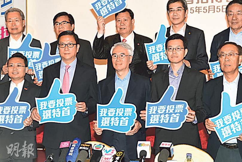 「保普選反暴力大聯盟」昨日公布辦選民街頭簽名運動支持政改。發言人周融(中)說,預計今次活動開支以百萬元計,包括製作一萬支旗幡佈置街站。他又指大聯盟沒有就行動問過中聯辦或港府意見。(陳淑安攝) 「保普選反暴力大聯盟」昨日公布辦選民街頭簽名運動支持政改。發言人周融(中)說,預計今次活動開支以百萬元計,包括製作一萬支旗幡佈置街站。他又指大聯盟沒有就行動問過中聯辦或港府意見。(陳淑安攝)