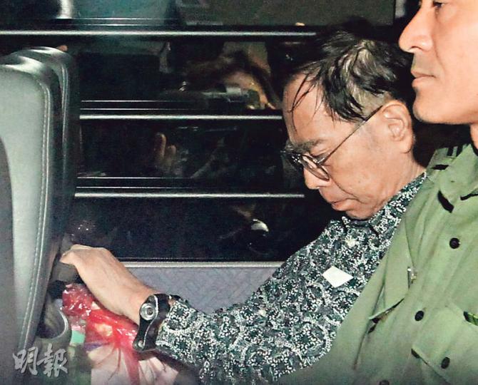 施教仁(左)以假身分證騙取保安員職位被判囚4個月,已服刑33天的他申請覆核刑期被原審裁判官拒絕,須繼續服刑。(林俊源攝)施太(圖右)昨到庭支持丈夫,在庭上與坐在犯人欄的施伯對望半刻後淚灑法庭,要脫下眼鏡以紙巾拭淚。(林俊源攝) 施教仁(左)以假身分證騙取保安員職位被判囚4個月,已服刑33天的他申請覆核刑期被原審裁判官拒絕,須繼續服刑。(林俊源攝)施太(圖右)昨到庭支持丈夫,在庭上與坐在犯人欄的施伯對望半刻後淚灑法庭,要脫下眼鏡以紙巾拭淚。(林俊源攝)