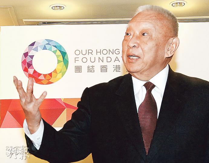 全國政協副主席董建華(圖)昨以團結香港基金主席身分,與基金會總幹事鄭李錦芬一同宣布基金會的工作規劃,以及評論政改。基金會昨向公眾展示新標記,棄用以往綠色的「好」字(下圖),改用彩色寶石圓環設計。(李紹昌攝) 全國政協副主席董建華(圖)昨以團結香港基金主席身分,與基金會總幹事鄭李錦芬一同宣布基金會的工作規劃,以及評論政改。基金會昨向公眾展示新標記,棄用以往綠色的「好」字(下圖),改用彩色寶石圓環設計。(李紹昌攝)