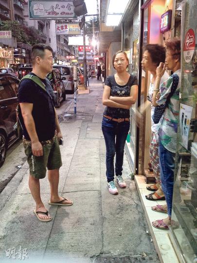 藝人王喜(左)昨途經味芳,有附近店舖負責人及街坊與他理論,指不是反對派發待用餐,但不滿味芳安排,令大量排隊老人家「日曬雨淋」,另外質疑味芳為何要求排隊人士在對面街等候,而不在味芳店外。(卓成家攝) 藝人王喜(左)昨途經味芳,有附近店舖負責人及街坊與他理論,指不是反對派發待用餐,但不滿味芳安排,令大量排隊老人家「日曬雨淋」,另外質疑味芳為何要求排隊人士在對面街等候,而不在味芳店外。(卓成家攝)