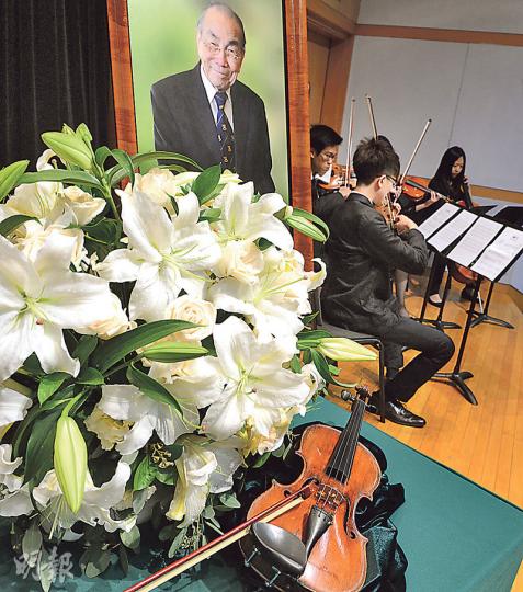 香港大學昨為首任華人校長黃麗松舉辦追思會。黃生前喜愛音樂,尤愛製造及演奏小提琴,更送了5把小提琴給港大音樂系,圖為其中一把。追思會上有學生以小提琴演奏《人在旅途灑淚時》,黃亦曾在港大演奏此曲。(劉焌陶攝) 香港大學昨為首任華人校長黃麗松舉辦追思會。黃生前喜愛音樂,尤愛製造及演奏小提琴,更送了5把小提琴給港大音樂系,圖為其中一把。追思會上有學生以小提琴演奏《人在旅途灑淚時》,黃亦曾在港大演奏此曲。(劉焌陶攝)