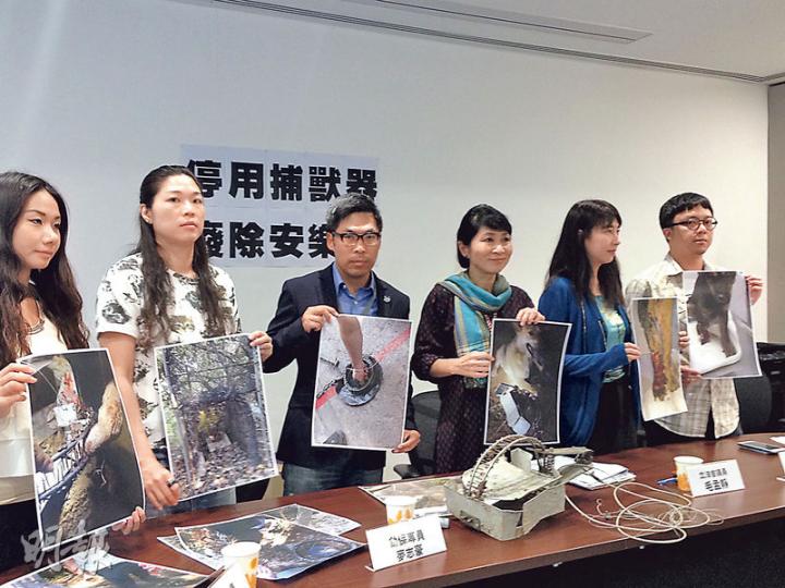 公民黨立法會議員毛孟靜(右三)噚日聯同多名「動物保護專員」召開記者會,要求漁護署帶頭停用捕獸器,並展示多張狗狗誤踩捕獸器受傷嘅圖片。(楊康琪攝) 公民黨立法會議員毛孟靜(右三)噚日聯同多名「動物保護專員」召開記者會,要求漁護署帶頭停用捕獸器,並展示多張狗狗誤踩捕獸器受傷嘅圖片。(楊康琪攝)