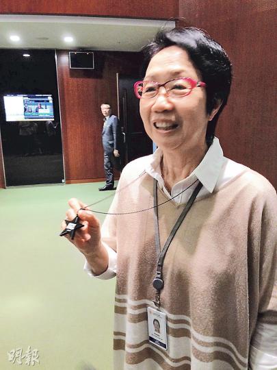 工聯會立法會議員陳婉嫻支持本地創作,噚日戴咗一條寫有「Dream Big」嘅星形頸鏈去立法會開會。(楊康琪攝) 工聯會立法會議員陳婉嫻支持本地創作,噚日戴咗一條寫有「Dream Big」嘅星形頸鏈去立法會開會。(楊康琪攝)