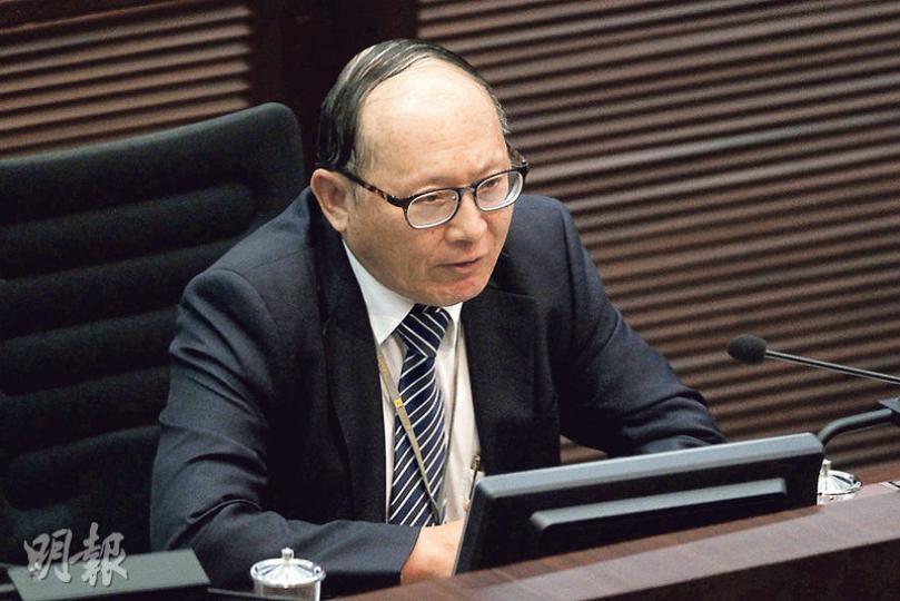 行會成員陳智思日前落區宣傳政改時被市民反問「老婆中央幫你娶得唔得」,立法會金融界議員吳亮星(圖)昨在立法會的政改委員會上,就話「媽媽(中央)想大家好,即使她幫你揀一個老婆又如何?」(郭慶輝攝) 行會成員陳智思日前落區宣傳政改時被市民反問「老婆中央幫你娶得唔得」,立法會金融界議員吳亮星(圖)昨在立法會的政改委員會上,就話「媽媽(中央)想大家好,即使她幫你揀一個老婆又如何?」(郭慶輝攝)
