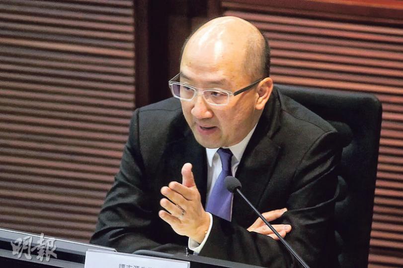 全國政協副主席董建華早前表明「反共」者無法在特首選舉中「出閘」,政制及內地事務局長譚志源(圖)昨在立法會討論政改的小組委員會上拒絕評論,只說選舉制度的設計不應排拒某些政見的人。(郭慶輝攝) 全國政協副主席董建華早前表明「反共」者無法在特首選舉中「出閘」,政制及內地事務局長譚志源(圖)昨在立法會討論政改的小組委員會上拒絕評論,只說選舉制度的設計不應排拒某些政見的人。(郭慶輝攝)