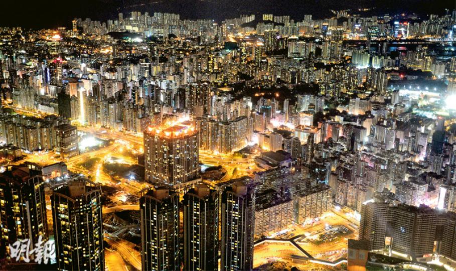 中電申請興建兩台合共1200兆瓦的燃氣機組,最快2019年運作,但有環團表示,政府批准中電的5年發展計劃,僅提及就一台250兆瓦燃氣機組做前期工作,擔心中電過度高估用電量,以賺取9.99%的准許利潤,最終要市民埋單。圖為九龍夜景。(盧翊銘攝)9個環團聯署要求政府在《管制計劃協議》的賞罰機制,提高兩電的節能目標至每年1%,藉此降低用電需求,減慢興建新機組進度,避免兩電成為「大嘥鬼」,過度興建新機組,浪費電力。(馬耀森攝) 中電申請興建兩台合共1200兆瓦的燃氣機組,最快2019年運作,但有環團表示,政府批准中電的5年發展計劃,僅提及就一台250兆瓦燃氣機組做前期工作,擔心中電過度高估用電量,以賺取9.99%的准許利潤,最終要市民埋單。圖為九龍夜景。(盧翊銘攝)9個環團聯署要求政府在《管制計劃協議》的賞罰機制,提高兩電的節能目標至每年1%,藉此降低用電需求,減慢興建新機組進度,避免兩電成為「大嘥鬼」,過度興建新機組,浪費電力。(馬耀森攝)