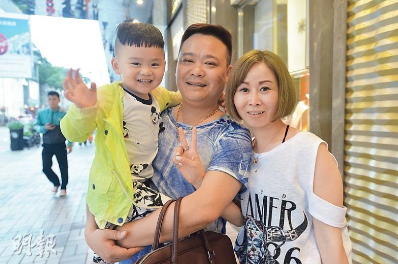來自浙江的陳氏一家三口多次來香港購物,今次一行打算花數萬元購買名牌手袋、珠寶頸鏈,陳太(右)認為香港購物較內地便宜,但住宿很貴,他們住在尖沙嘴的酒店,一晚已要1600元;陳先生(中)補充,內地城市的酒店一晚只需四五百元。(鄧宗弘攝)來自巴西的Flavia首次來港旅遊,她認為香港的名牌奢侈品貴過歐洲兩成,不會在這裏買名牌,又指來港一晚酒店房租要500元,在世界其他地方住同等房間都不需要這麼貴。(鄧宗弘攝) 來自浙江的陳氏一家三口多次來香港購物,今次一行打算花數萬元購買名牌手袋、珠寶頸鏈,陳太(右)認為香港購物較內地便宜,但住宿很貴,他們住在尖沙嘴的酒店,一晚已要1600元;陳先生(中)補充,內地城市的酒店一晚只需四五百元。(鄧宗弘攝)來自巴西的Flavia首次來港旅遊,她認為香港的名牌奢侈品貴過歐洲兩成,不會在這裏買名牌,又指來港一晚酒店房租要500元,在世界其他地方住同等房間都不需要這麼貴。(鄧宗弘攝)