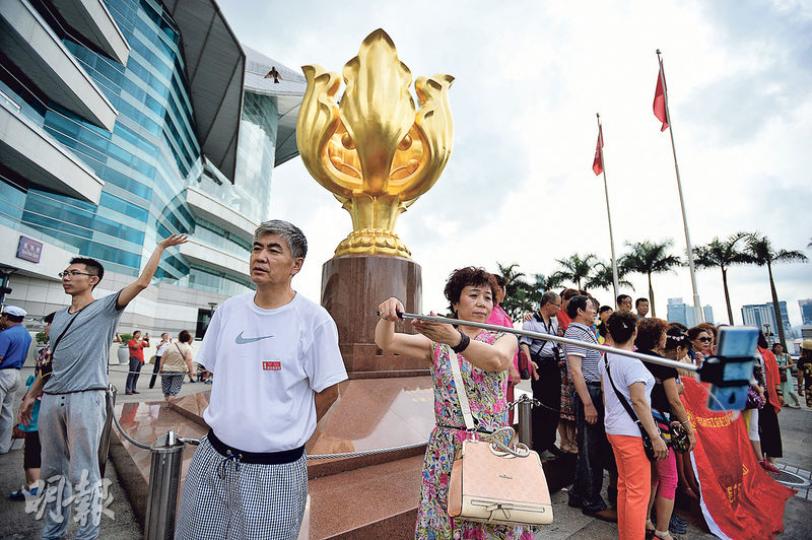 世界經濟論壇昨發表《旅遊業競爭力報告》,在全球141個國家及地區中,香港排行13,比上次報告升兩位。香港在道路及港口基建方面排行第一,但在價格競爭力方面卻排行127。圖為旅客在灣仔金紫荊廣場拍照留念。(盧翊銘攝) 世界經濟論壇昨發表《旅遊業競爭力報告》,在全球141個國家及地區中,香港排行13,比上次報告升兩位。香港在道路及港口基建方面排行第一,但在價格競爭力方面卻排行127。圖為旅客在灣仔金紫荊廣場拍照留念。(盧翊銘攝)