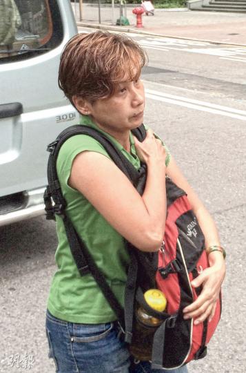 保母車司機曾淑儀昨離開法庭時急步而行,躲避記者拍攝。(黃建邦攝)獨留4歲學童在車上的保母彭錦珍昨獲准自簽守行為,離開法院時面露微笑。(黃建邦攝) 保母車司機曾淑儀昨離開法庭時急步而行,躲避記者拍攝。(黃建邦攝)獨留4歲學童在車上的保母彭錦珍昨獲准自簽守行為,離開法院時面露微笑。(黃建邦攝)