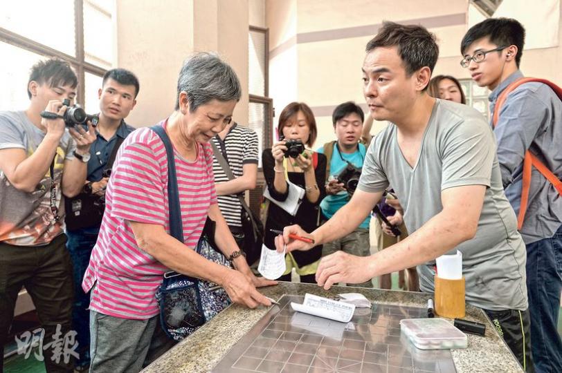 味芳老闆鍾偉豐(前右)昨日改在太平道附近公園派籌,強調只要其店舖一日繼續營業,一日仍會接受捐助及派發待用餐。 (鄧宗弘攝)王喜昨日觀察味芳派待用餐情况後,表示有關安排雖獲好評,但認為日後街坊或商戶仍有可能投訴,故決定停止義助,但仍會以其他方式助人。(鄧宗弘攝)待用餐受惠者阿蓮婆婆(右)表示,過往有等候用餐的長者因等候時間太長,擔心離開後領不到待用餐,所以才隨地小便。(鄧宗弘攝) 味芳老闆鍾偉豐(前右)昨日改在太平道附近公園派籌,強調只要其店舖一日繼續營業,一日仍會接受捐助及派發待用餐。 (鄧宗弘攝)王喜昨日觀察味芳派待用餐情况後,表示有關安排雖獲好評,但認為日後街坊或商戶仍有可能投訴,故決定停止義助,但仍會以其他方式助人。(鄧宗弘攝)待用餐受惠者阿蓮婆婆(右)表示,過往有等候用餐的長者因等候時間太長,擔心離開後領不到待用餐,所以才隨地小便。(鄧宗弘攝)