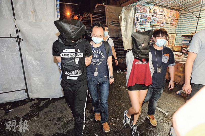 曾在名校就讀的15歲中三女學生(右二蒙頭者),近日輟學後與3名男友人組成「販毒四人幫」,租用劏房分銷毒品,結果4人全部被捕。 (樊銳昌攝)西九龍總區特別職務隊人員在旺角劏房破獲毒品包裝中心,探員展示在行中動檢獲的毒品及現金。(樊銳昌攝) 曾在名校就讀的15歲中三女學生(右二蒙頭者),近日輟學後與3名男友人組成「販毒四人幫」,租用劏房分銷毒品,結果4人全部被捕。 (樊銳昌攝)西九龍總區特別職務隊人員在旺角劏房破獲毒品包裝中心,探員展示在行中動檢獲的毒品及現金。(樊銳昌攝)