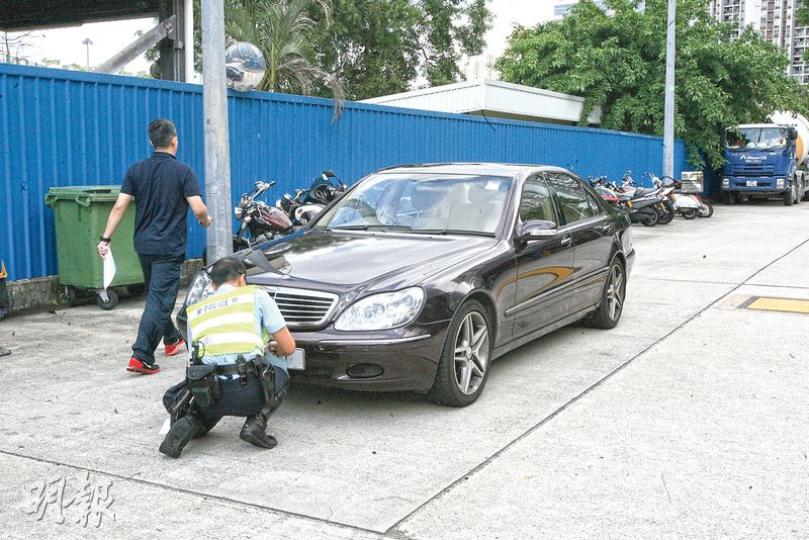 被警方扣查的平治S320房車,2000年購入價約100萬元,由一間租車公司持有。(伍浦鋒攝) 被警方扣查的平治S320房車,2000年購入價約100萬元,由一間租車公司持有。(伍浦鋒攝)