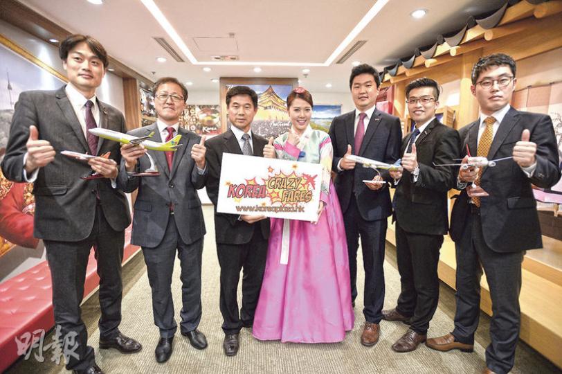 韓國觀光公社昨推出「韓國自遊瘋」活動,聯同4間韓國航空公司在今年5至7月推出低價機票、短片比賽及韓食大使抽獎等。圖左三為韓國觀光公社香港支社社長李洙澤。(盧翊銘攝) 韓國觀光公社昨推出「韓國自遊瘋」活動,聯同4間韓國航空公司在今年5至7月推出低價機票、短片比賽及韓食大使抽獎等。圖左三為韓國觀光公社香港支社社長李洙澤。(盧翊銘攝)