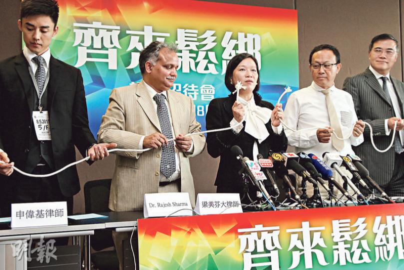 身兼經民聯立法會議員的城大法律系副教授梁美芬(左三)昨與6名法律界人士發起「齊來鬆綁」行動,手執繩結或領帶,以「鬆綁」為比喻,冀泛民議員在政改方案投票時,不要綑綁投反對票。參與者還包括城大法律學院助理教授Rajesh Sharma(左二)等。(林俊源攝) 身兼經民聯立法會議員的城大法律系副教授梁美芬(左三)昨與6名法律界人士發起「齊來鬆綁」行動,手執繩結或領帶,以「鬆綁」為比喻,冀泛民議員在政改方案投票時,不要綑綁投反對票。參與者還包括城大法律學院助理教授Rajesh Sharma(左二)等。(林俊源攝)