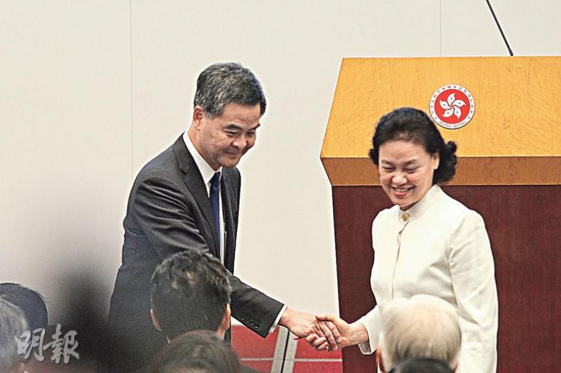 特首梁振英昨晨歡迎廣東省副省長招玉芳,來港出席中國(廣東)自由貿易試驗區政策宣講會。梁稱廣東的自貿試驗區在4月21日掛牌,象徵國家的改革開放進入新紀元,同時揭開香港與廣東全方位合作的新篇章。(林俊源攝) 特首梁振英昨晨歡迎廣東省副省長招玉芳,來港出席中國(廣東)自由貿易試驗區政策宣講會。梁稱廣東的自貿試驗區在4月21日掛牌,象徵國家的改革開放進入新紀元,同時揭開香港與廣東全方位合作的新篇章。(林俊源攝)