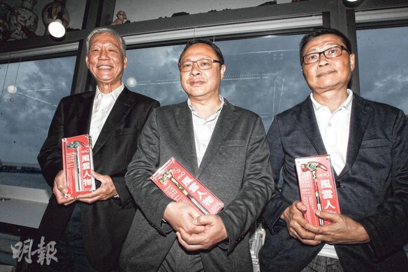 網上電台D100昨向佔中三子朱耀明(左起)、戴耀廷及陳健民,頒發2014年度風雲人物獎。(李紹昌攝) 網上電台D100昨向佔中三子朱耀明(左起)、戴耀廷及陳健民,頒發2014年度風雲人物獎。(李紹昌攝)