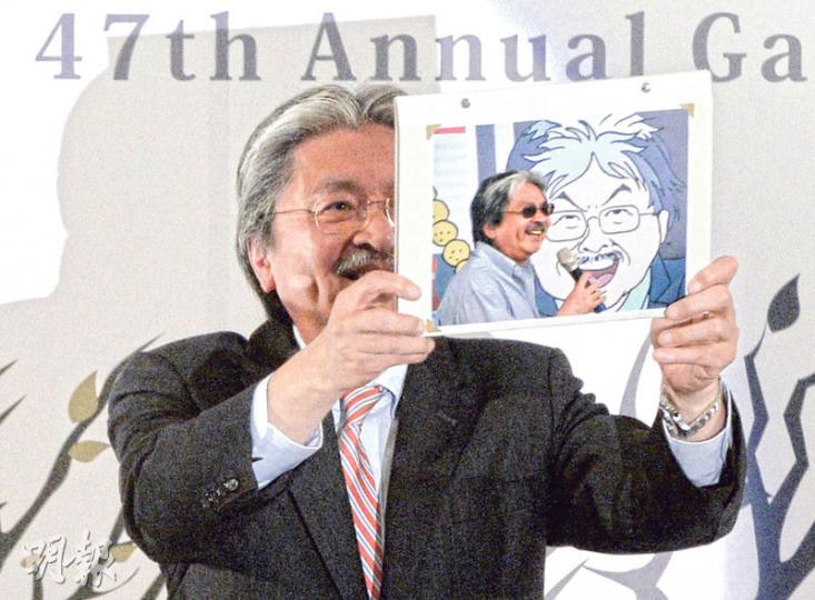 財政司長曾俊華噚晚做記協晚宴嘅嘉賓,佢喺致辭時大放笑彈,記協就整咗本收錄咗財爺多年嚟出席重要活動嘅相簿同iPad套畀佢留念。(盧翊銘攝)記協周年晚宴, 前政務司長陳方安生(左)買咗枱, 仲邀請美國駐港總領事夏千福(右)、 歐盟駐港澳辦事處主任彭家傑(Vincent Piket)等出席。被問到點解邀請外國領事,陳太話要畀佢哋「見識吓」。夏千福話,呢次係佢第一次出席記協晚宴,好高興同傳媒一齊慶祝。(梁卓怡攝)近期人氣極盛嘅港視劇集《導火新聞線》演員「方凝」周家怡(右),同埋佢旁邊嘅編審潘漫紅噚晚站台 財政司長曾俊華噚晚做記協晚宴嘅嘉賓,佢喺致辭時大放笑彈,記協就整咗本收錄咗財爺多年嚟出席重要活動嘅相簿同iPad套畀佢留念。(盧翊銘攝)記協周年晚宴, 前政務司長陳方安生(左)買咗枱, 仲邀請美國駐港總領事夏千福(右)、 歐盟駐港澳辦事處主任彭家傑(Vincent Piket)等出席。被問到點解邀請外國領事,陳太話要畀佢哋「見識吓」。夏千福話,呢次係佢第一次出席記協晚宴,好高興同傳媒一齊慶祝。(梁卓怡攝)近期人氣極盛嘅港視劇集《導火新聞線》演員「方凝」周家怡(右),同埋佢旁邊嘅編審潘漫紅噚晚站台