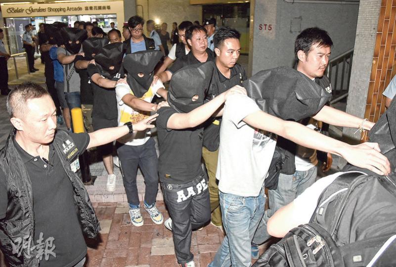 沙田大涌橋路富豪花園反黑行動中,警方拘捕18名黑社會背景男子,押返警署通宵扣查。(蔡方山攝)在沙田富豪花園的反黑行動中,探員檢獲木棍及長刀等武器。(蔡方山攝) 沙田大涌橋路富豪花園反黑行動中,警方拘捕18名黑社會背景男子,押返警署通宵扣查。(蔡方山攝)在沙田富豪花園的反黑行動中,探員檢獲木棍及長刀等武器。(蔡方山攝)