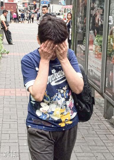 女護理員曹慧敏(圖)替九旬老婦洗澡期間涉嫌襲擊對方,昨於觀塘裁判法院受審,離開法院時以手掩面。(黃建邦攝) 女護理員曹慧敏(圖)替九旬老婦洗澡期間涉嫌襲擊對方,昨於觀塘裁判法院受審,離開法院時以手掩面。(黃建邦攝)
