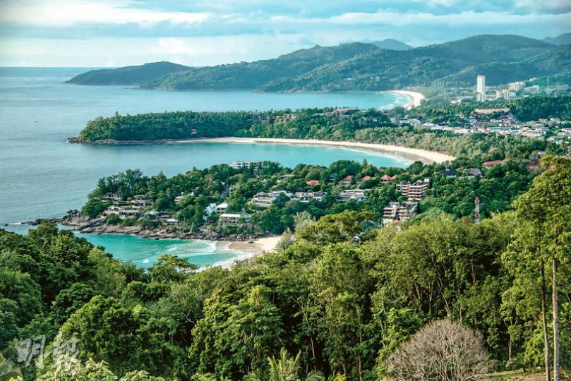 Kata View Point望出去三個海灘,由近至遠,分別是Kata Noi Beach、 Kata Beach及Karon Beach。圖為利用長焦距鏡頭(300mm鏡頭),壓縮眼前景物,營造逼真效果。(潘蔚能攝)在Rawai Beach你可看到只有泰國南部才有小漁船,船身特色是又長又窄輕巧。(潘蔚能攝)每年12月至翌年2月海龜都會來到Mai Khao Beach產卵,這個沙灘即使正午也是冷冷清清,要取景,可利用海灘的植被和樹木、天空及海灘劃成三等份,令畫面感覺更平衡。(潘蔚能攝)想拍出最美 Kata View Point望出去三個海灘,由近至遠,分別是Kata Noi Beach、 Kata Beach及Karon Beach。圖為利用長焦距鏡頭(300mm鏡頭),壓縮眼前景物,營造逼真效果。(潘蔚能攝)在Rawai Beach你可看到只有泰國南部才有小漁船,船身特色是又長又窄輕巧。(潘蔚能攝)每年12月至翌年2月海龜都會來到Mai Khao Beach產卵,這個沙灘即使正午也是冷冷清清,要取景,可利用海灘的植被和樹木、天空及海灘劃成三等份,令畫面感覺更平衡。(潘蔚能攝)想拍出最美