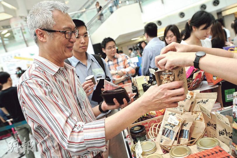 「公平貿易節2015」昨開幕,公平貿易聯盟委員兼通訊局主席何沛謙昨有出席開幕禮,透露申請免費電視牌照的永升擬開辦超過3條頻道,及申請亞視釋出的模擬頻譜。(胡景禧攝) 「公平貿易節2015」昨開幕,公平貿易聯盟委員兼通訊局主席何沛謙昨有出席開幕禮,透露申請免費電視牌照的永升擬開辦超過3條頻道,及申請亞視釋出的模擬頻譜。(胡景禧攝)