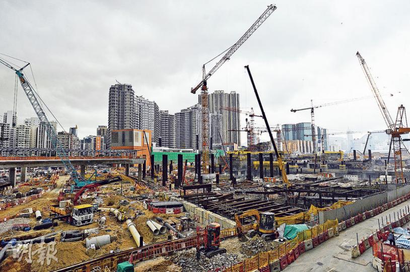 高鐵香港段西九龍總站工程仍嚴重滯後,路政署表示,對高鐵能否按去年修訂的時間表於2017年底通車存疑,總站內的一地兩檢安排仍未有定案。(葉家豪攝) 高鐵香港段西九龍總站工程仍嚴重滯後,路政署表示,對高鐵能否按去年修訂的時間表於2017年底通車存疑,總站內的一地兩檢安排仍未有定案。(葉家豪攝)